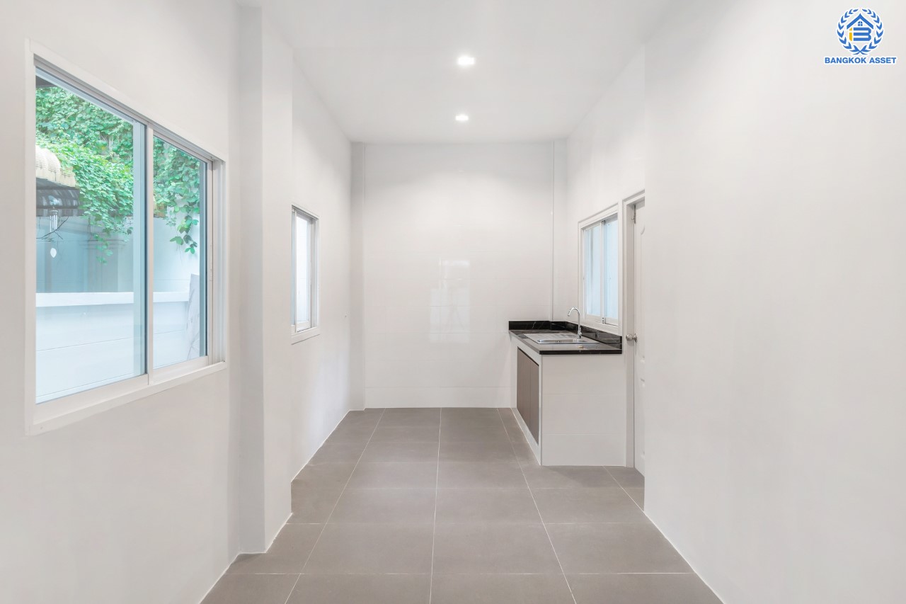 บ้านมือสองตกแต่งใหม่ ม.บางกอกบูเลอวาร์ด ราชพฤกษ์-พระราม5 ดีไซน์สุดหรู หลังมุม เนื้อที่ 61.1 ตร.ว. บนสังคมคุณภาพ SC Asset* ฟังก์ชันพร้อม 3 ห้องนอน 3 ห้องน้ำ จอดรถได้ 2 คัน บนทำเลติดถนนราชพฤกษ์ ใกล้วงเวียนพระรามห้า ,ทางด่วนศรีรัช และเพียง 10 ถึงรถไฟฟ้า "สถานีบางรักใหญ่"...